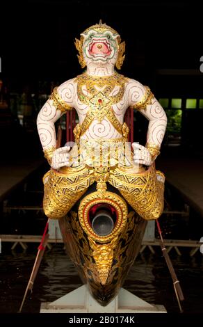 Thailand: Die Krabi Prap Mueang man Barge, Royal Barges Museum, Bangkok. Der Krabi Prap Mueang man ist einer von vier Krabi Class Lastkähnen mit dem affengott Hanuman am Bug. Thailands königliche Lastkähne werden seit dem 18th. Jahrhundert bei Zeremonien am Chao Phraya River in Bangkok eingesetzt, wurden aber auch vor dieser Zeit in der Ayutthayan-Ära eingesetzt. Die exquisit gefertigten Royal Barges sind eine Mischung aus Handwerkskunst und traditioneller thailändischer Kunst. Die Royal Barge Prozession findet selten statt, in der Regel zeitgleich mit den bedeutendsten kulturellen und religiösen Ereignissen. Stockfoto