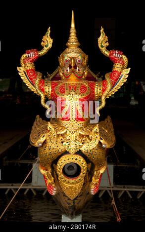 Thailand: Die Krut Hern Het Barge, Royal Barges Museum, Bangkok. Die Krut Hern Het ist eine von zwei Krut Class Barges mit garuda Galionsfiguren. Thailands königliche Lastkähne werden seit dem 18th. Jahrhundert bei Zeremonien am Chao Phraya River in Bangkok eingesetzt, wurden aber auch vor dieser Zeit in der Ayutthayan-Ära eingesetzt. Die exquisit gefertigten Royal Barges sind eine Mischung aus Handwerkskunst und traditioneller thailändischer Kunst. Die Royal Barge Prozession findet selten statt, in der Regel zeitgleich mit den bedeutendsten kulturellen und religiösen Ereignissen. Stockfoto