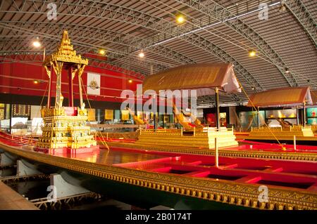 Thailand: Royal Barges Museum, Bangkok. Thailands königliche Lastkähne werden seit dem 18th. Jahrhundert bei Zeremonien am Chao Phraya River in Bangkok eingesetzt, wurden aber auch vor dieser Zeit in der Ayutthayan-Ära eingesetzt. Die exquisit gefertigten Royal Barges sind eine Mischung aus Handwerkskunst und traditioneller thailändischer Kunst. Die Royal Barge Prozession findet selten statt, in der Regel zeitgleich mit den bedeutendsten kulturellen und religiösen Ereignissen. Während der über 60 Jahre währenden Herrschaft von König Bhumibol Adulyadej fand die Prozession nur 16 Mal statt. Stockfoto