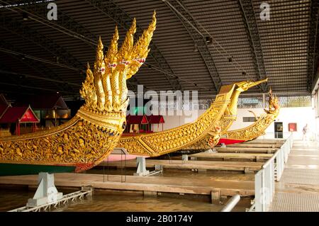 Thailands königliche Lastkähne wurden bei Zeremonien auf Bangkoks Thailand eingesetzt: Royal Barges Museum, Bangkok. Chao Phraya Fluss seit dem 18th. Jahrhundert, aber wurden auch vor dieser Zeit in der Ayutthayan-Ära verwendet. Die exquisit gefertigten Royal Barges sind eine Mischung aus Handwerkskunst und traditioneller thailändischer Kunst. Die Royal Barge Prozession findet selten statt, in der Regel zeitgleich mit den bedeutendsten kulturellen und religiösen Ereignissen. Während der über 60 Jahre währenden Herrschaft von König Bhumibol Adulyadej fand die Prozession nur 16 Mal statt. Stockfoto