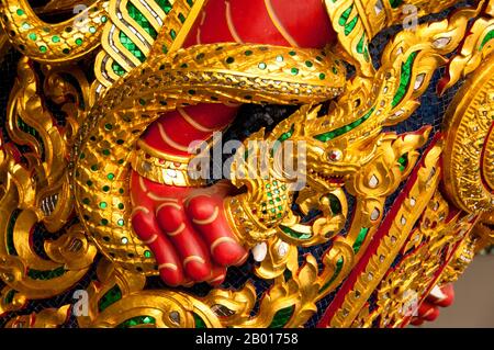 Thailand: Naga-Detail auf der Narai Song Suban H. M. King Rama IX Barge, Royal Barges Museum, Bangkok. Die Narai Song Suban H. M. King Rama IX wurde 1996 in die Bargensammlung aufgenommen, um an das 50th-jährige Thronjahr von König Bhumibol Adulyadej in Thailand zu erinnern. Thailands königliche Lastkähne werden seit dem 18th. Jahrhundert bei Zeremonien am Chao Phraya River in Bangkok eingesetzt, wurden aber auch vor dieser Zeit in der Ayutthayan-Ära eingesetzt. Die exquisit gefertigten Royal Barges sind eine Mischung aus Handwerkskunst und traditioneller thailändischer Kunst Stockfoto