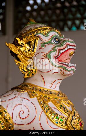 Thailand: Die Krabi Prap Mueang man Barge, Royal Barges Museum, Bangkok. Der Krabi Prap Mueang man ist einer von vier Krabi Class Lastkähnen mit dem affengott Hanuman am Bug. Thailands königliche Lastkähne werden seit dem 18th. Jahrhundert bei Zeremonien am Chao Phraya River in Bangkok eingesetzt, wurden aber auch vor dieser Zeit in der Ayutthayan-Ära eingesetzt. Die exquisit gefertigten Royal Barges sind eine Mischung aus Handwerkskunst und traditioneller thailändischer Kunst. Die Royal Barge Prozession findet selten statt, in der Regel zeitgleich mit den bedeutendsten kulturellen und religiösen Ereignissen. Stockfoto