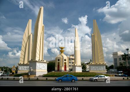 Thailand: Demokratiedenkmal (Anusawari Prachathipatai), Ratchadamnoen Avenue, Bangkok. Thailands Demokratiedenkmal wurde 1939 zum Gedenken an den Staatsstreich von Siam im Jahr 1932 in Auftrag gegeben, der von seinem Militärherrscher, Feldmarschall Plaek Pibulsonggram, zur Errichtung einer konstitutionellen Monarchie im damaligen Königreich Siam führte. Stockfoto