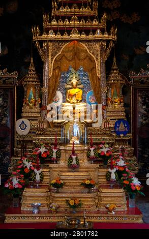 Thailand: Buddha im Hauptviharn, Wat Ratchapradit, Bangkok. Wat Ratchapradit (Rajapradit) wurde in der Mitte des 19.. Jahrhunderts während der Herrschaft von König Mongkut (Rama IV) errichtet. Viele der Wandmalereien im Hauptviharn stellen thailändische Zeremonien und Feste dar, die im Laufe des Jahres stattfinden und Ende des 19.. Jahrhunderts gemalt wurden. Stockfoto