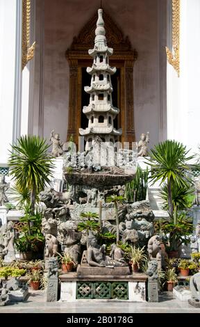 Thailand: Statuen und chinesische Pagode vor dem Hauptviharn, Wat Suthat, Bangkok. Wat Suthat Thepphawararam ist ein königlicher Tempel der ersten Klasse, einer von sechs solchen Tempeln in Thailand. Der Bau wurde 1807 von König Buddha Yodfa Chulaloke (Rama I) begonnen. Weitere Baumaßnahmen und Dekorationen wurden von König Buddha Loetla Nabhalai (Rama II) durchgeführt, der die Holztüren schnitzen half, aber der Tempel wurde erst unter der Herrschaft von König Jessadabodindra (Rama III) im Jahr 1847 fertiggestellt. Der Tempel ist ein schönes Beispiel des Rattanakosin architektonischen Stils. Stockfoto