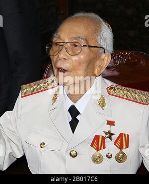 Vietnam: General Vo Nguyen Giap, Sieger von Dien Bien Phu, im Alter von 97 Jahren. Foto von Ricardo Stuckert (PR/ABR/Brasilien) (CC BY-3,0-Lizenz), 2008. VO Nguyen Giap (vietnamesisch: Võ Nguyên Giáp) geboren am 25. August 1911, gestorben am 4. Oktober 2013, war ein vietnamesischer Offizier der vietnamesischen Volksarmee und Politiker. Er war Hauptkommandant in zwei Kriegen: Dem ersten Indochinakrieg (1946–1954) und dem zweiten Indochinakrieg (1960–1975). Er nahm an folgenden historisch bedeutsamen Schlachten Teil: Lạng Sơn (1950); Hòa Bình (1951–1952); Điện Biên Phủ (1954) und die Tết-Offensive (1968), unter anderem. Stockfoto