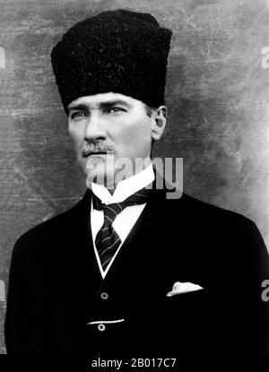 Türkei: Mustafa Kemal Ataturk (1881. - 10. November 1938), Anfang 1920s. Mustafa Kemal Atatürk war ein osmanischer und türkischer Armeeoffizier, revolutionärer Staatsmann, Schriftsteller und der erste Präsident der Türkei. Ihm wird als Begründer des modernen türkischen Staates zugeschrieben. Atatürk war während des Ersten Weltkriegs Militäroffizier.nach der Niederlage des Osmanischen Reiches im Ersten Weltkrieg leitete er die türkische Nationalbewegung im türkischen Unabhängigkeitskrieg. Nachdem er in Ankara eine provisorische Regierung gegründet hatte, besiegte er die von den Alliierten entsandten Truppen. Stockfoto