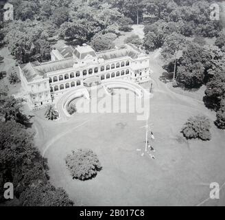 Vietnam: Der ehemalige Norodom Palast, Saigon (Ho Chi Minh Stadt), c. 1955. Im Jahr 1858 startete Frankreich einen Angriff auf Đà Nẵng und begann seine Invasion in Vietnam. Im Jahr 1867 beendete Frankreich seine Eroberung des südlichen Vietnam (Cochinchina), bestehend aus den Provinzen Biên Hoà, Gia Định, Định Tường, Vĩnh Long, an Giang, Und Hà Tiên. Um die neu gegründete Kolonie zu festigen, hielt Lagrandière, Gouverneur von Cochinchina, am 23. Februar 1868 eine Zeremonie ab, um den Grundstein für einen neuen Palast zu legen, der den alten Holzpalast ersetzen soll, der 1863 erbaut wurde. Der neue Palast wurde von Hermite entworfen. Stockfoto