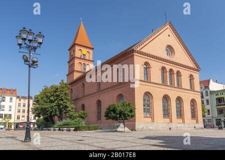 Dreifaltigkeitskirche auf dem neuen Marktplatz (Rynek Nowomiejski) in Torun, Polen. Stockfoto