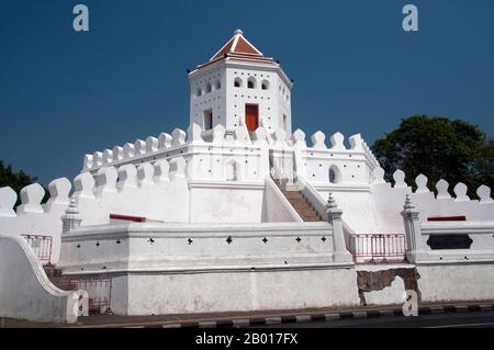 Thailand: Phra Sumen Fort, Santichaiprakarn Park, Banglamphu, Bangkok. Das Phra Sumen Fort wurde 1783 während der Herrschaft von König Buddha Yodfa Chulaloke (Rama I) errichtet. Es ist eine von 14 Festungen, die Bangkok einst schützten. Heute überleben nur zwei, Phra Sumen Fort und Fort Mahakan. Stockfoto