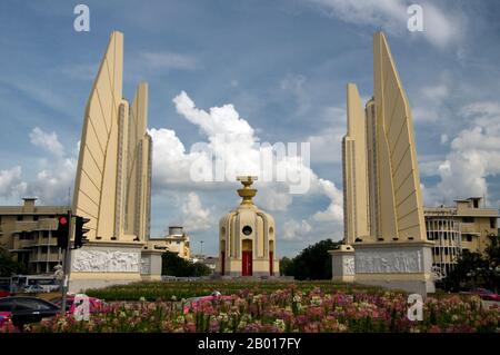 Thailand: Demokratiedenkmal (Anusawari Prachathipatai), Ratchadamnoen Avenue, Bangkok. Thailands Demokratiedenkmal wurde 1939 zum Gedenken an den Staatsstreich von Siam im Jahr 1932 in Auftrag gegeben, der von seinem Militärherrscher, Feldmarschall Plaek Pibulsonggram, zur Errichtung einer konstitutionellen Monarchie im damaligen Königreich Siam führte. Stockfoto