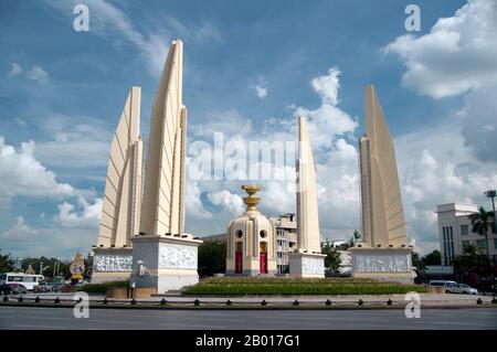 Thailand: Demokratiedenkmal (Anusawari Prachathipatai), Ratchadamnoen Avenue, Bangkok. Thailands Demokratiedenkmal wurde 1939 zum Gedenken an den Staatsstreich von Siam im Jahr 1932 in Auftrag gegeben, der von seinem Militärherrscher, Feldmarschall Plaek Pibulsonggram, zur Errichtung einer konstitutionellen Monarchie im damaligen Königreich Siam führte. Stockfoto