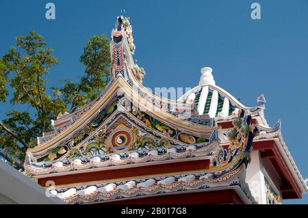 Thailand: Dachdetails im Wat Bowonniwet, Bangkok. Bowonniwet Vihara Tempel ist einer der wichtigsten buddhistischen Tempel in Phra Nakorn, der Altstadt von Bangkok und wurde in der Mitte des 19th. Jahrhunderts während der Herrschaft von König Jessadabodindra (Rama III) gebaut. Es ist seit langem ein Patronatstempel für Thailands königliche Familie der Chakri-Dynastie, darunter König Mongkut (Rama IV) und König Bhumibol Adulyadej (Rama IX). 1836, bevor er König wurde, war Mongkut Abt. Der jetzige König von Thailand, Bhumibol Adulyadej, wohnte hier für kurze Zeit als Mönch. Stockfoto