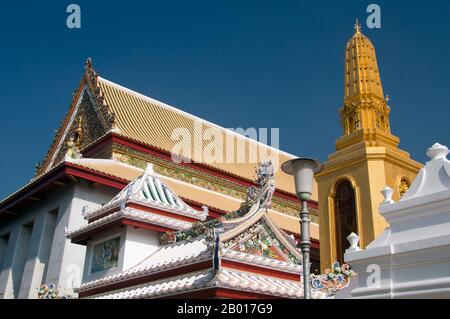 Thailand: Wat Bowonniwet, Bangkok. Bowonniwet Vihara Tempel ist einer der wichtigsten buddhistischen Tempel in Phra Nakorn, der Altstadt von Bangkok und wurde in der Mitte des 19th. Jahrhunderts während der Herrschaft von König Jessadabodindra (Rama III) gebaut. Es ist seit langem ein Patronatstempel für Thailands königliche Familie der Chakri-Dynastie, darunter König Mongkut (Rama IV) und König Bhumibol Adulyadej (Rama IX). 1836, bevor er König wurde, war Mongkut Abt. Der jetzige König von Thailand, Bhumibol Adulyadej, wohnte hier für kurze Zeit als Mönch. Stockfoto