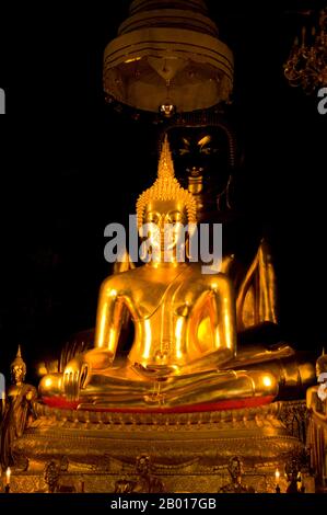 Thailand: Buddha im Hauptviharn, Wat Bowonniwet, Bangkok. Bowonniwet Vihara Tempel ist einer der wichtigsten buddhistischen Tempel in Phra Nakorn, der Altstadt von Bangkok und wurde in der Mitte des 19th. Jahrhunderts während der Herrschaft von König Jessadabodindra (Rama III) gebaut. Es ist seit langem ein Patronatstempel für Thailands königliche Familie der Chakri-Dynastie, darunter König Mongkut (Rama IV) und König Bhumibol Adulyadej (Rama IX). 1836, bevor er König wurde, war Mongkut Abt. Der jetzige König von Thailand, Bhumibol Adulyadej, wohnte hier für kurze Zeit als Mönch. Stockfoto