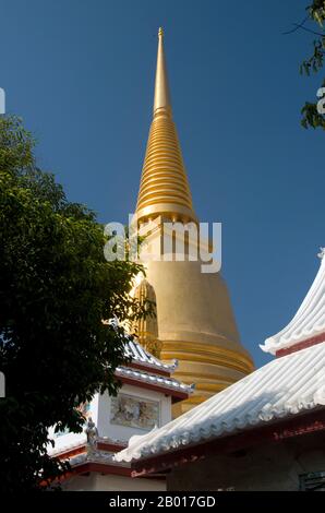 Thailand: Hauptchedi, Wat Bowonniwet, Bangkok. Bowonniwet Vihara Tempel ist einer der wichtigsten buddhistischen Tempel in Phra Nakorn, der Altstadt von Bangkok und wurde in der Mitte des 19th. Jahrhunderts während der Herrschaft von König Jessadabodindra (Rama III) gebaut. Es ist seit langem ein Patronatstempel für Thailands königliche Familie der Chakri-Dynastie, darunter König Mongkut (Rama IV) und König Bhumibol Adulyadej (Rama IX). 1836, bevor er König wurde, war Mongkut Abt. Der jetzige König von Thailand, Bhumibol Adulyadej, wohnte hier für kurze Zeit als Mönch. Stockfoto