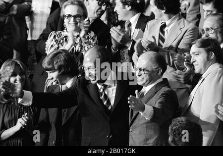 Ägypten/Israel/USA: Präsident Anwar Sadat und Premierminister Menachem Begin, Camp David, USA. Foto von Warren K. Leffler (1939 -), 18. September 1978 (Public Domain). Der ägyptische Präsident Anwar Sadat und der israelische Premierminister Menachem beginnen bei einer gemeinsamen Sitzung des Kongresses in Washington, D.C., während der Präsident Jimmy Carter die Ergebnisse der Abkommen von Camp David vom 18. September 1978 bekannt gab, Beifall zu beklagen. Stockfoto