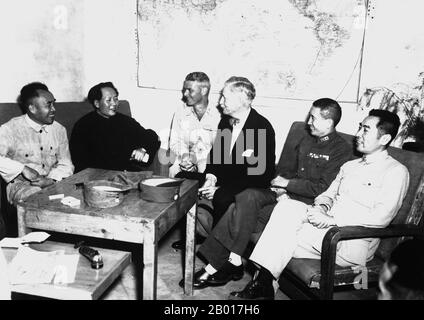 China: Mao Zedong und US-Botschafter Patrick Hurley bei einer Konferenz in Yan'an, 27. August 1945. Konferenz im kommunistischen Hauptquartier von Yenan. Zentrale Persönlichkeiten sind der US-Botschafter Patrick J. Hurley, Col. I.V. Yeaton, Observer der US-Armee, Mao Zedong, Zhu De und Zhou Enlai. Stockfoto
