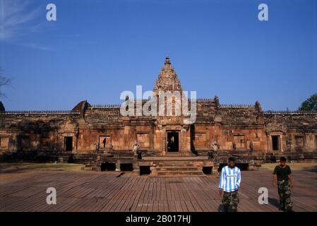 Thailand: Prasat hin Phanom rung (Phanom rung Stone Castle), Provinz Buriram, Nordostthailand. Phanom rung ist ein Khmer-Tempelkomplex am Rand eines erloschenen Vulkans auf 1.320 Fuß über dem Meeresspiegel in der Provinz Buriram in der Isaan-Region Thailands. Es wurde in den 10th bis 13th Jahrhunderten aus Sandstein und Laterit erbaut. Es war ein Hindu-Schrein, der Shiva gewidmet ist und symbolisiert den Berg Kailash, seine himmlische Wohnung. Stockfoto