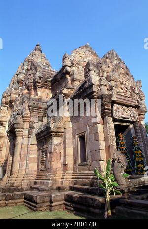 Thailand: Prasat hin Phanom rung (Phanom rung Stone Castle), Provinz Buriram, Nordostthailand. Phanom rung ist ein Khmer-Tempelkomplex am Rand eines erloschenen Vulkans auf 1.320 Fuß über dem Meeresspiegel in der Provinz Buriram in der Isaan-Region Thailands. Es wurde in den 10th bis 13th Jahrhunderten aus Sandstein und Laterit erbaut. Es war ein Hindu-Schrein, der Shiva gewidmet ist und symbolisiert den Berg Kailash, seine himmlische Wohnung. Stockfoto