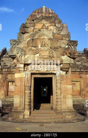 Thailand: Prasat hin Phanom rung (Phanom rung Stone Castle), Provinz Buriram, Nordostthailand. Phanom rung ist ein Khmer-Tempelkomplex am Rand eines erloschenen Vulkans auf 1.320 Fuß über dem Meeresspiegel in der Provinz Buriram in der Isaan-Region Thailands. Es wurde in den 10th bis 13th Jahrhunderten aus Sandstein und Laterit erbaut. Es war ein Hindu-Schrein, der Shiva gewidmet ist und symbolisiert den Berg Kailash, seine himmlische Wohnung. Stockfoto