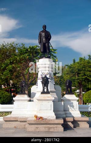 Thailand: Rama II Statue im Wat Arun (Tempel der Morgenröte), Bangkok. Phra bat Somdet Phra Poramenthramaha Isarasundhorn Phra Buddha Loetla Nabhalai, oder Rama II. (24. Februar 1767 – 21. Juli 1824), war der zweite Monarch von Siam unter dem Haus Chakri, der von 1809 bis 1824 regierte. 1809 folgte Isarasundhorn seinem Vater Buddha Yodfa Chulaloke, dem Gründer der Chakri-Dynastie, als Buddha Loetla Nabhalai, dem König von Siam. Seine Herrschaft war weitgehend friedlich, ohne große Konflikte. Seine Herrschaft war bekannt als das 'Goldene Zeitalter der Rattanakosin-Literatur'. Stockfoto