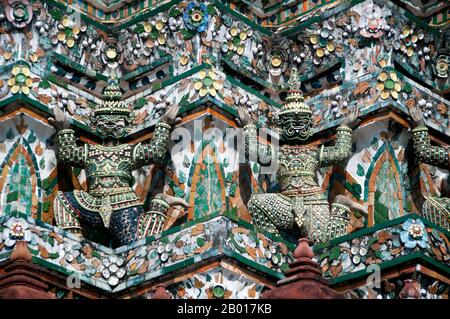 Thailand: Hüterfiguren oder Yaksa auf dem zentralen Prang im Khmer-Stil im Wat Arun (Tempel der Morgenröte), Bangkok. In der buddhistischen Mythologie sind die Yakṣa (Yaksha oder Yak) die Begleiter von Vaiśravaṇa, dem Wächter des nördlichen Viertels, einem wohltätigen gott, der die Rechtschaffenen beschützt. Der Begriff bezieht sich auch auf die zwölf himmlischen Generäle, die Bhaiṣajyaguru, den Medizin-Buddha, bewachen. Wat Arun Rajwararam (Tempel der Morgenröte), voller Name Wat Arunratchawararam Ratchaworamahawihan, ist ein thailändischer buddhistischer Tempel am Thonburi-Westufer des Chao Phraya-Flusses in Bangkok. Stockfoto