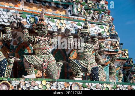 Thailand: Hüterfiguren oder Yaksa auf dem zentralen Prang im Khmer-Stil im Wat Arun (Tempel der Morgenröte), Bangkok. In der buddhistischen Mythologie sind die Yakṣa (Yaksha oder Yak) die Begleiter von Vaiśravaṇa, dem Wächter des nördlichen Viertels, einem wohltätigen gott, der die Rechtschaffenen beschützt. Der Begriff bezieht sich auch auf die zwölf himmlischen Generäle, die Bhaiṣajyaguru, den Medizin-Buddha, bewachen. Wat Arun Rajwararam (Tempel der Morgenröte), voller Name Wat Arunratchawararam Ratchaworamahawihan, ist ein thailändischer buddhistischer Tempel am Thonburi-Westufer des Chao Phraya-Flusses in Bangkok. Stockfoto