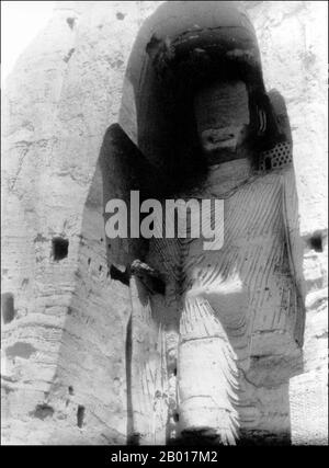 Afghanistan: Der große Buddha in Bamiyan, fotografiert von Robert Byron (26. Februar 1905 - 24. Februar 1941) im Jahr 1934 und zerstört von Taliban-Fanatikern im Jahr 2001. Die Buddhas von Bamiyan waren zwei monumentale Statuen aus dem 6th. Jahrhundert mit stehenden Buddhas, die in die Seite einer Klippe im Bamiyan-Tal in der Region Hazarajat in Zentralafghanistan, 230 km (143 Meilen) nordwestlich von Kabul in einer Höhe von 2.500 m (8.202 Fuß), gehauen wurden. Die Statuen wurden 507 n.Chr. erbaut, die größeren 554 n.Chr., und stellten den klassischen Mischstil der Gandhara-Kunst dar. Die Hauptkörper wurden direkt von den Sandsteinfelsen gehauen. Stockfoto