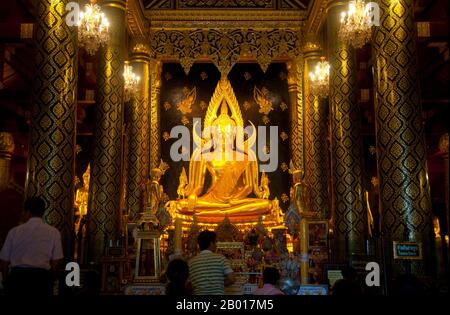 Thailand: Der Chinarat Buddha (Phra Phuttha Chinnarat), Wat Phra Si Ratana Mahathat, Phitsanulok. Wat Phra Sri Rattana Mahatat Woramahawihan (auch Wat Yai genannt) ist in ganz Thailand für seine Buddha-Statue bekannt als Phra Buddha Chinnarat, eines der meist verehrten Buddha-Bilder Thailands. Viele Thailänder betrachten den Phra Buddha Chinnarat als die schönste Buddha-Figur Thailands. Es zeigt Buddha in der Haltung, Mara zu überwinden, auch die Geste der Unterwerfung Mara genannt. Eine Steininschrift wies darauf hin, dass die Figur vor über 700 Jahren geformt wurde. Stockfoto