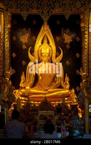 Thailand: Der Chinarat Buddha (Phra Phuttha Chinnarat), Wat Phra Si Ratana Mahathat, Phitsanulok. Wat Phra Sri Rattana Mahatat Woramahawihan (auch Wat Yai genannt) ist in ganz Thailand für seine Buddha-Statue bekannt als Phra Buddha Chinnarat, eines der meist verehrten Buddha-Bilder Thailands. Viele Thailänder betrachten den Phra Buddha Chinnarat als die schönste Buddha-Figur Thailands. Es zeigt Buddha in der Haltung, Mara zu überwinden, auch die Geste der Unterwerfung Mara genannt. Eine Steininschrift wies darauf hin, dass die Figur vor über 700 Jahren geformt wurde. Stockfoto