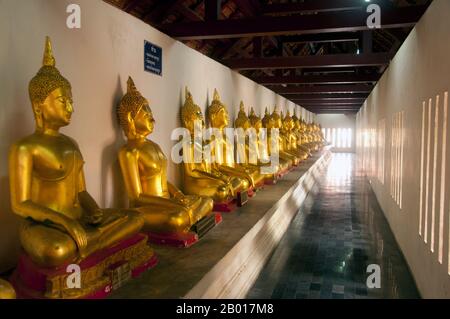 Wat Phra Sri Rattana Mahatat Woramahawihan (auch Wat Yai genannt) ist in ganz Thailand berühmt für seine Buddha-Statue, die als Phra Buddha Chinnarat bekannt ist, eine der am meisten verehrten Buddha-Bilder Thailands. Viele Thailänder halten den Phra Buddha Chinnarat für die schönste Buddha-Figur Thailands. Es zeigt Buddha in der Haltung der Überwindung von Mara, auch Geste der Unterwerdung von Mara genannt. Eine Steininschrift deutete an, dass die Figur vor über 700 Jahren während der späten Sukhothai-Ära geformt wurde. Mehrere treue Exemplare des Phra Buddha Chinnarat werden in anderen Tempeln ausgestellt Stockfoto