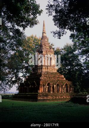 Thailand: Chedi aus dem 14. Jahrhundert, Wat Pa Sak, Chiang Saen, Provinz Chiang Rai, Nordthailand. Die historische Stadt Chiang Saen, am Westufer des Mekong-Flusses gegenüber von Laos gelegen, stammt aus dem 12. Jahrhundert. Es war ein wichtiger Teil von König Mangrais Lanna Königreich, ursprünglich seine erste Hauptstadt. Stockfoto