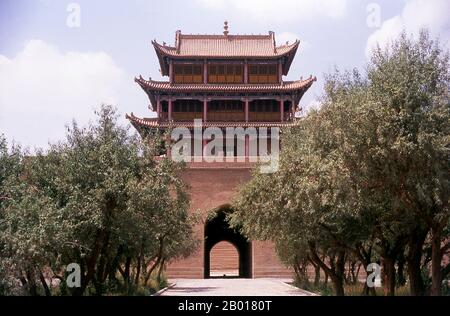 China: Guanghua Men (Tor der Aufklärung), Jiayuguan Fort, Jiayuguan, Gansu. Jiayuguan, der ‘erste und größte Pass unter dem Himmel’, wurde 1372 auf Befehl von Zhu Yuanzhang, dem ersten Ming-Kaiser (1368-98), fertiggestellt, um das Ende der Ming-Mauer zu markieren. Es waren auch die Grenzen der chinesischen Zivilisation und die Anfänge der äußeren ‘barbarischen’ Länder. Jahrhundertelang war die Festung nicht nur von strategischer Bedeutung für Han-Chinesen, sondern auch von kultureller Bedeutung, da sie als letzter zivilisierter Ort vor der äußeren Dunkelheit galt. Stockfoto