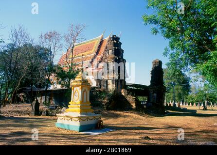 Thailand: Die Khmer-Ruinen von Prasat Muang Thi sitzen vor dem heutigen gleichnamigen Tempel, Provinz Surin, Nordostthailand. Der zerstörte Khmer-Tempel, Prasat Muang Thi, stammt aus dem 11th. Jahrhundert. Ursprünglich gab es vier Backsteintürme (Prang), aber nur drei überleben heute. Stockfoto