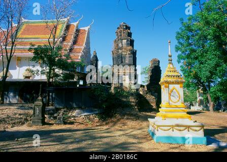 Thailand: Die Khmer-Ruinen von Prasat Muang Thi sitzen vor dem heutigen gleichnamigen Tempel, Provinz Surin, Nordostthailand. Der zerstörte Khmer-Tempel, Prasat Muang Thi, stammt aus dem 11th. Jahrhundert. Ursprünglich gab es vier Backsteintürme (Prang), aber nur drei überleben heute. Stockfoto