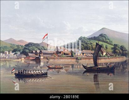 Japan: Dejima Island, mit niederländischer Flagge. Chromolithographie von Carl Wilhelm Mieling (1815-1903) eines Gemäldes von Johan Maurits (1807-1874), 19th Jahrhundert. Dejima (wörtlich 'Exit Island'; Niederländisch: Desjima oder Deshima, manchmal latinisiert als Decima oder Dezima) war eine kleine fächerförmige künstliche Insel, die 1634 in der Bucht von Nagasaki gebaut wurde. Diese Insel, die durch das Graben eines Kanals durch eine kleine Halbinsel entstand, blieb während der Edo-Zeit der einzige Ort des direkten Handels und Austauschs zwischen Japan und der Außenwelt. Dejima wurde gebaut, um ausländische Händler zu beschränken. Stockfoto