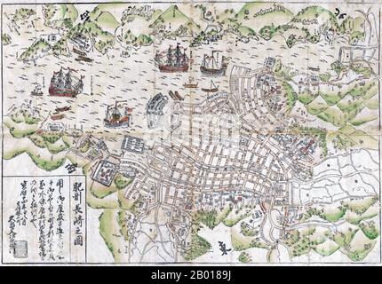 Japan: Eine japanische Karte des Hafens von Nagasaki und der Insel Dejima. Die Anzeige für Nord befindet sich in der oberen rechten Ecke der Karte. 1764. Dejima (wörtlich 'Exit Island'; Niederländisch: Desjima oder Deshima, manchmal latinisiert als Decima oder Dezima) war eine kleine fächerförmige künstliche Insel, die 1634 in der Bucht von Nagasaki gebaut wurde. Diese Insel, die durch das Graben eines Kanals durch eine kleine Halbinsel entstand, blieb während der Edo-Zeit der einzige Ort des direkten Handels und Austauschs zwischen Japan und der Außenwelt. Dejima wurde als Teil der isolationistischen Politik des 'Sakoku' errichtet, um ausländische Händler zu beschränken. Stockfoto