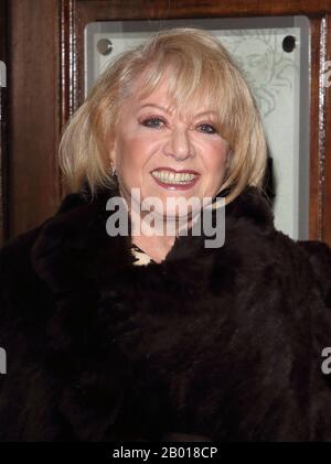 Dame Elaine Paige besucht die Presse-Nacht von Upstart Crow im Gielgud Theatre in London. Stockfoto