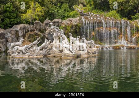 Brunnen von Diana und Actaeon, Mythenstatuen von Nymphen und Göttern im Garten Königspalast in Caserta, Italien. Stockfoto