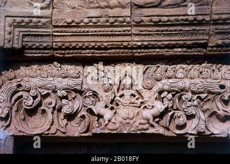 Thailand: Ein Sturz, der Vishnu über dem Dämon Rahu zeigt, Prasat hin Phanom rung (Phanom rung Stone Castle), Provinz Buriram, Nordost-Thailand. Phanom rung ist ein Khmer-Tempelkomplex am Rand eines erloschenen Vulkans auf 1.320 Fuß über dem Meeresspiegel in der Provinz Buriram in der Isaan-Region Thailands. Es wurde in den 10th bis 13th Jahrhunderten aus Sandstein und Laterit erbaut. Es war ein Hindu-Schrein, der Shiva gewidmet ist und symbolisiert den Berg Kailash, seine himmlische Wohnung. In der hinduistischen Mythologie ist Rahu eine Schlange, die die Sonne oder den Mond verschlingt und Finsternisse verursacht. Stockfoto