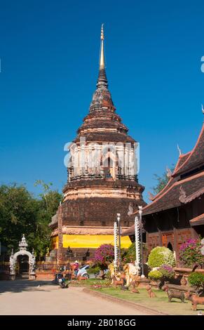 Thailand: Die Chedi aus dem 16th. Jahrhundert im Wat Lok Moli, Chiang Mai. Wat Lok Moli oder ‘„Weltknoten“ wurde vermutlich von König Ku Na, dem König der Mangrai-Dynastie von 6th (1263–1578), gegründet, der zwischen 1367 und 1388 das Königreich Lanna von Chiang Mai aus regierte. Es war wahrscheinlich ein königlicher Tempel, da die Nordseite der Stadt zu der Zeit ein königlicher Bezirk war; sicherlich genoss das Heiligtum eine lange und enge Verbindung mit den Mangrai-Herrschern. Laut einer Mitteilung am südlichen Eingang des Tempels lud König Ku Na eine Gruppe von zehn Mönchen aus Burma ein, nach Lok Moli zu kommen und dort zu leben. Stockfoto