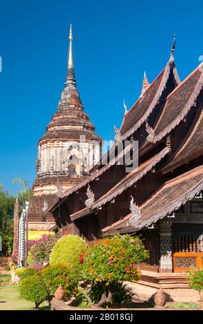 Thailand: Die Chedi und Viharn aus dem 16th. Jahrhundert im Wat Lok Moli, Chiang Mai. Wat Lok Moli oder ‘„Weltknoten“ wurde vermutlich von König Ku Na, dem König der Mangrai-Dynastie von 6th (1263–1578), gegründet, der zwischen 1367 und 1388 das Königreich Lanna von Chiang Mai aus regierte. Es war wahrscheinlich ein königlicher Tempel, da die Nordseite der Stadt zu der Zeit ein königlicher Bezirk war; sicherlich genoss das Heiligtum eine lange und enge Verbindung mit den Mangrai-Herrschern. Laut einer Mitteilung am südlichen Eingang des Tempels lud König Ku Na eine Gruppe von zehn Mönchen aus Burma ein, in Lok Moli zu leben. Stockfoto