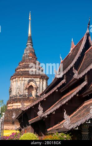 Thailand: Die Chedi und Viharn aus dem 16th. Jahrhundert im Wat Lok Moli, Chiang Mai. Wat Lok Moli oder ‘„Weltknoten“ wurde vermutlich von König Ku Na, dem König der Mangrai-Dynastie von 6th (1263–1578), gegründet, der zwischen 1367 und 1388 das Königreich Lanna von Chiang Mai aus regierte. Es war wahrscheinlich ein königlicher Tempel, da die Nordseite der Stadt zu der Zeit ein königlicher Bezirk war; sicherlich genoss das Heiligtum eine lange und enge Verbindung mit den Mangrai-Herrschern. Laut einer Mitteilung am südlichen Eingang des Tempels lud König Ku Na eine Gruppe von zehn Mönchen aus Burma ein, in Lok Moli zu leben. Stockfoto