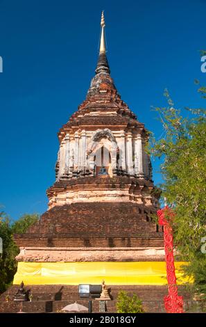 Thailand: Die Chedi aus dem 16th. Jahrhundert im Wat Lok Moli, Chiang Mai. Wat Lok Moli oder ‘„Weltknoten“ wurde vermutlich von König Ku Na, dem König der Mangrai-Dynastie von 6th (1263–1578), gegründet, der zwischen 1367 und 1388 das Königreich Lanna von Chiang Mai aus regierte. Es war wahrscheinlich ein königlicher Tempel, da die Nordseite der Stadt zu der Zeit ein königlicher Bezirk war; sicherlich genoss das Heiligtum eine lange und enge Verbindung mit den Mangrai-Herrschern. Laut einer Mitteilung am südlichen Eingang des Tempels lud König Ku Na eine Gruppe von zehn Mönchen aus Burma ein, nach Lok Moli zu kommen und dort zu leben. Stockfoto