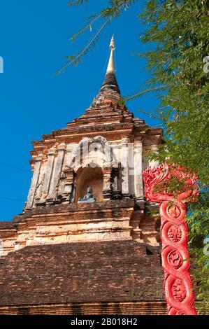 Thailand: Die Chedi aus dem 16th. Jahrhundert im Wat Lok Moli, Chiang Mai. Wat Lok Moli oder ‘„Weltknoten“ wurde vermutlich von König Ku Na, dem König der Mangrai-Dynastie von 6th (1263–1578), gegründet, der zwischen 1367 und 1388 das Königreich Lanna von Chiang Mai aus regierte. Es war wahrscheinlich ein königlicher Tempel, da die Nordseite der Stadt zu der Zeit ein königlicher Bezirk war; sicherlich genoss das Heiligtum eine lange und enge Verbindung mit den Mangrai-Herrschern. Laut einer Mitteilung am südlichen Eingang des Tempels lud König Ku Na eine Gruppe von zehn Mönchen aus Burma ein, nach Lok Moli zu kommen und dort zu leben. Stockfoto