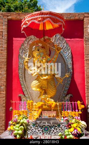 Thailand: Ganesh-Schrein neben Wat Lok Moli, Chiang Mai. Ganesha, auch Ganesa oder Ganesh geschrieben, und auch bekannt als Ganapati, Vinayaka und Pillaiyar, ist eine der bekanntesten und am weitesten verbreiteten Gottheiten im hinduistischen Pantheon. Sein Bild ist in Indien und Nepal zu finden. Hinduistische Sekten verehren ihn unabhängig von den Zuzugehörigkeiten. Die Hingabe an Ganesha ist weit verbreitet und erstreckt sich über Jains, Buddhisten und über Indien hinaus. Wat Lok Moli oder ‘„Topknoten der Welt“ wurde vermutlich von König Ku Na, dem König der Mangrai-Dynastie (1263-1578) von 6th, gegründet, der das Königreich Lanna regierte. Stockfoto