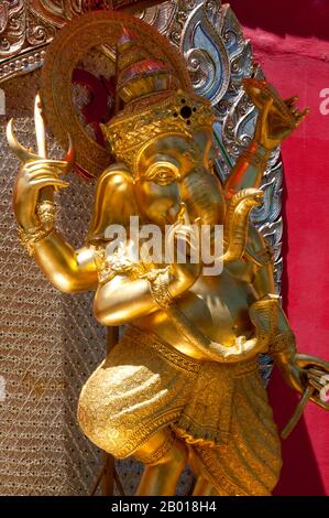 Thailand: Ganesh-Schrein neben Wat Lok Moli, Chiang Mai. Ganesha, auch Ganesa oder Ganesh geschrieben, und auch bekannt als Ganapati, Vinayaka und Pillaiyar, ist eine der bekanntesten und am weitesten verbreiteten Gottheiten im hinduistischen Pantheon. Sein Bild ist in Indien und Nepal zu finden. Hinduistische Sekten verehren ihn unabhängig von den Zuzugehörigkeiten. Die Hingabe an Ganesha ist weit verbreitet und erstreckt sich über Jains, Buddhisten und über Indien hinaus. Wat Lok Moli oder ‘„Topknoten der Welt“ wurde vermutlich von König Ku Na, dem König der Mangrai-Dynastie (1263-1578) von 6th, gegründet, der das Königreich Lanna regierte. Stockfoto