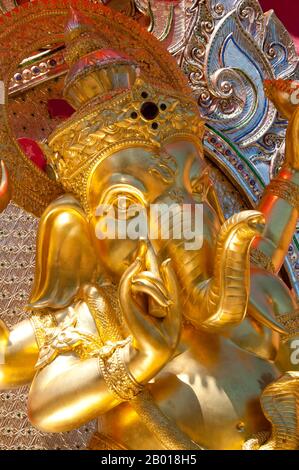 Thailand: Ganesh-Schrein neben Wat Lok Moli, Chiang Mai. Ganesha, auch Ganesa oder Ganesh geschrieben, und auch bekannt als Ganapati, Vinayaka und Pillaiyar, ist eine der bekanntesten und am weitesten verbreiteten Gottheiten im hinduistischen Pantheon. Sein Bild ist in Indien und Nepal zu finden. Hinduistische Sekten verehren ihn unabhängig von den Zuzugehörigkeiten. Die Hingabe an Ganesha ist weit verbreitet und erstreckt sich über Jains, Buddhisten und über Indien hinaus. Wat Lok Moli oder ‘„Topknoten der Welt“ wurde vermutlich von König Ku Na, dem König der Mangrai-Dynastie (1263-1578) von 6th, gegründet, der das Königreich Lanna regierte. Stockfoto