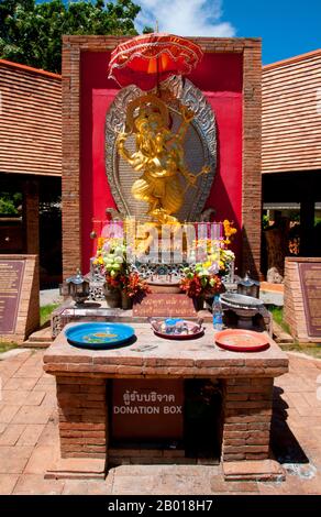 Thailand: Ganesh-Schrein neben Wat Lok Moli, Chiang Mai. Ganesha, auch Ganesa oder Ganesh geschrieben, und auch bekannt als Ganapati, Vinayaka und Pillaiyar, ist eine der bekanntesten und am weitesten verbreiteten Gottheiten im hinduistischen Pantheon. Sein Bild ist in Indien und Nepal zu finden. Hinduistische Sekten verehren ihn unabhängig von den Zuzugehörigkeiten. Die Hingabe an Ganesha ist weit verbreitet und erstreckt sich über Jains, Buddhisten und über Indien hinaus. Wat Lok Moli oder ‘„Topknoten der Welt“ wurde vermutlich von König Ku Na, dem König der Mangrai-Dynastie (1263-1578) von 6th, gegründet, der das Königreich Lanna regierte. Stockfoto